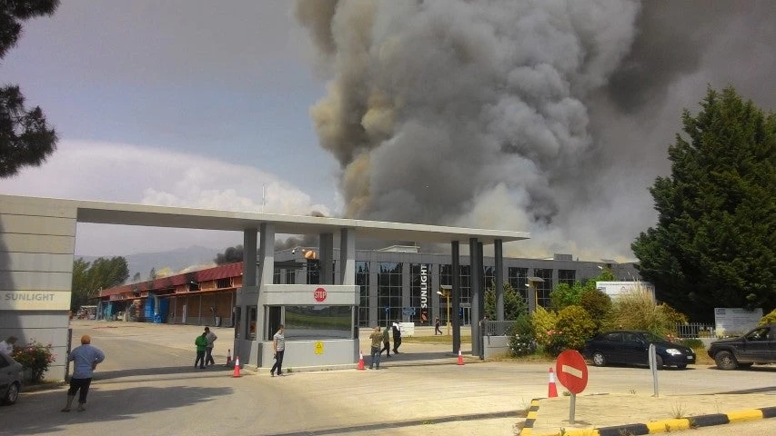 Στο μπλέντερ της συνωμοσιολογίας! Μετά την φωτιά του εργοστασίου στην Ξάνθη, κάποιοι ανάβουν την εθνική “φωτιά” με φόντο τα ελληνοτουρκικά